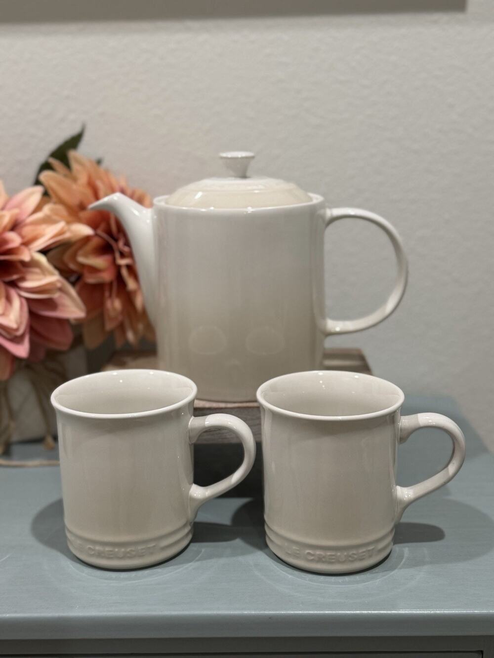 Le Creuset Meringue Grand Teapot 1.3 L & 2 400ml Vancouver Coffee Mugs - -NWT